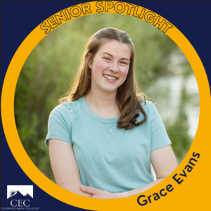 Estudiante destacado: Grace Evans. Grace sonríe frente a un fondo boscoso verde.